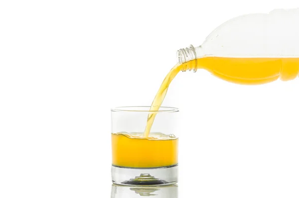 Verter zumo de naranja sobre un fondo blanco —  Fotos de Stock