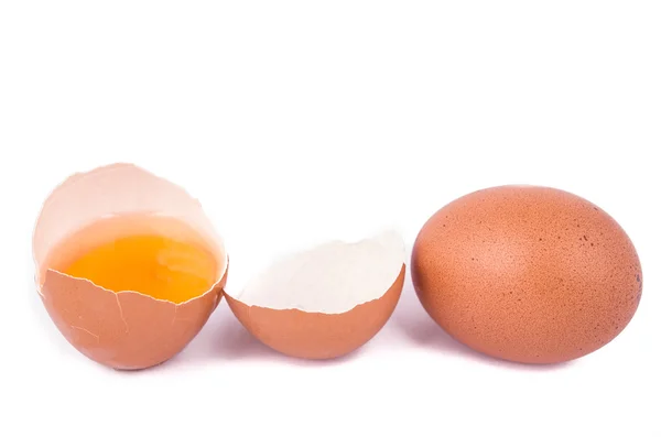 Яйца на белом фоне с открытым яйцом — стоковое фото