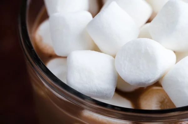Marshmallows bovenop een kop warme chocolademelk — Stockfoto