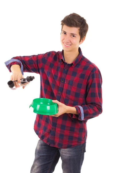 Man gieten van water voor hond op een bowl — Stockfoto