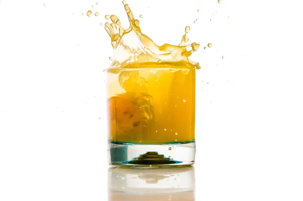 Despejando suco de laranja respingo em um fundo branco — Fotografia de Stock