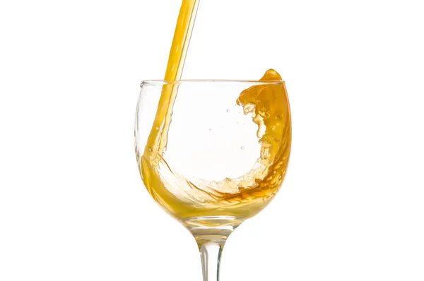 Vinho e um copo derramando, fundo branco — Fotografia de Stock