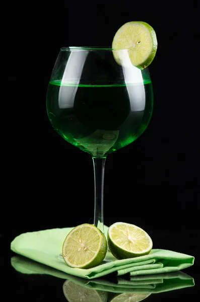 Bebida de limón en una copa de vino —  Fotos de Stock