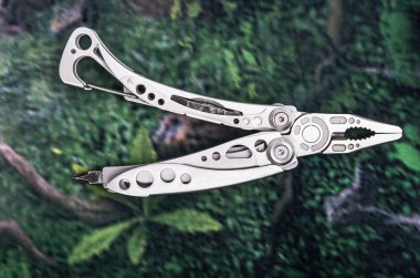 multitool, çok amaçlı araç orman arka plan üzerinde