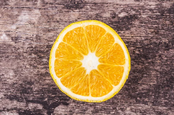 Rodajas de naranja sobre fondo de madera — Foto de Stock