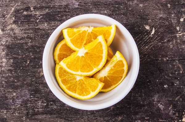 Sappige oranje snijd in stukken op hout — Stockfoto