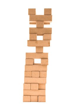 beyaz zemin üzerinde parçalar eksik olan jenga Kulesi