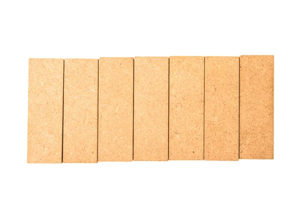 Jenga-Stücke auf einer Reihe auf weißem Hintergrund — Stockfoto