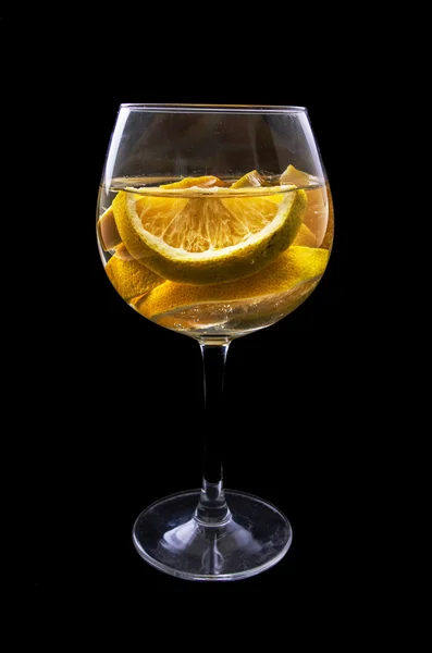 Orangenscheiben auf einem Glas Wein mit dunklem Hintergrund — Stockfoto