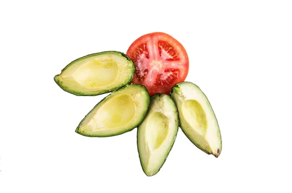 Aguacate y tomate sobre fondo blanco — Foto de Stock