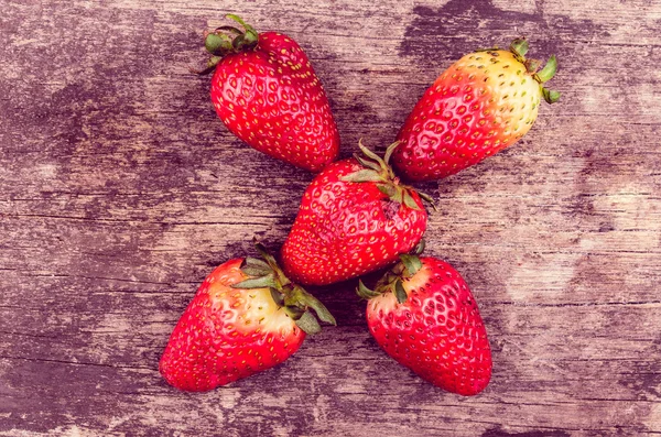 Erdbeeren auf holzformender Form — Stockfoto