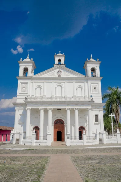 Igreja da praça principal, Suchitoto cidade em El Salvador — Fotografia de Stock