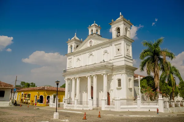 Церковь на главной площади, город Сучитото в Сальвадоре — стоковое фото