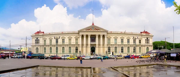 San Salvador, El Salvador - 04-03-2014 Vista frontal do Palácio Presidencial com engarrafamento — Fotografia de Stock