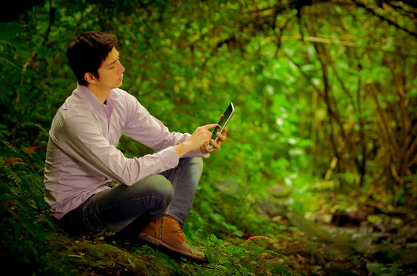 Mann mit Tablet im Wald — Stockfoto