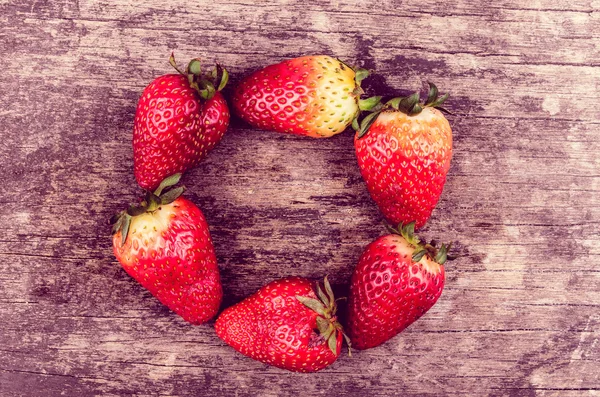 Erdbeeren auf holzformender Form — Stockfoto