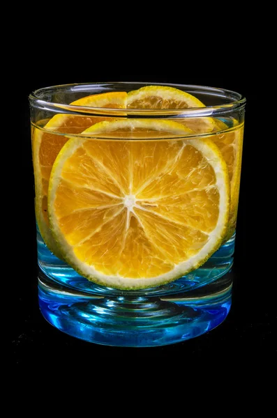 Naranjas sobre un vaso en un fondo blanco — Foto de Stock