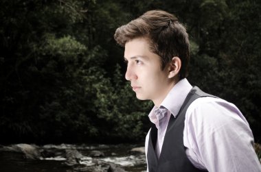 adam açık havada ormandaki giyen takım elbise