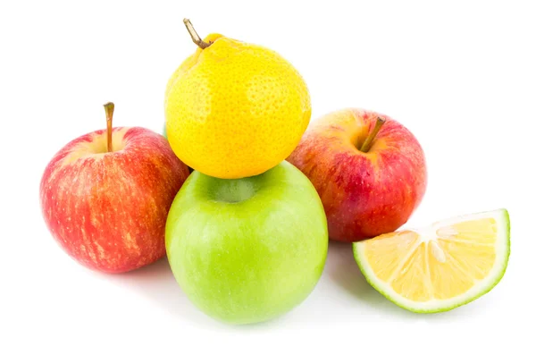 Frutas surtidas sobre un fondo blanco — Foto de Stock