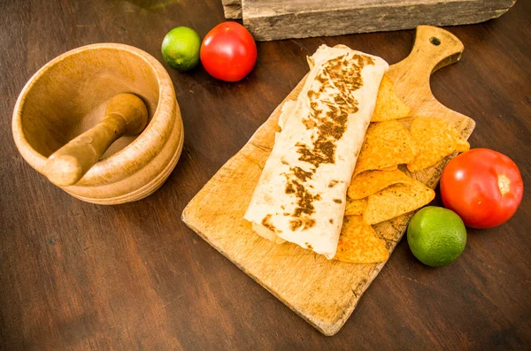 Burrito de embrulho de frango servido em uma placa de madeira — Fotografia de Stock