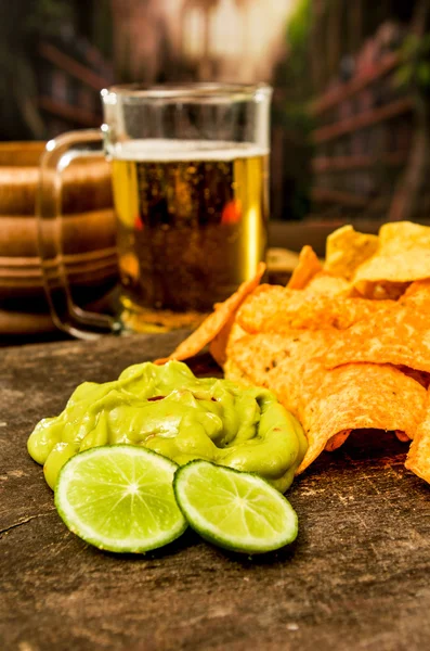 Nachos en bier — Stockfoto