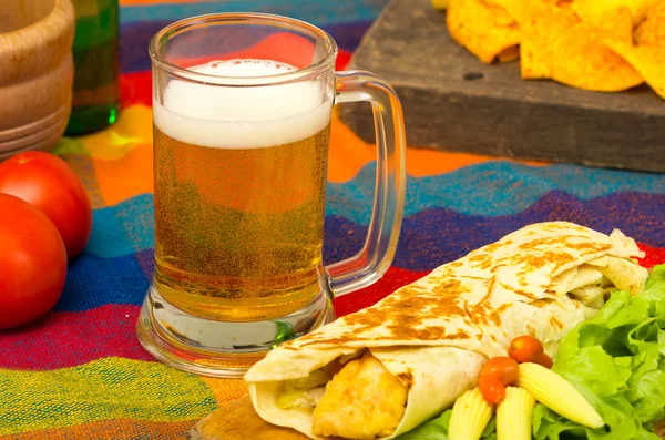 啤酒和墨西哥玉米煎饼 — 图库照片