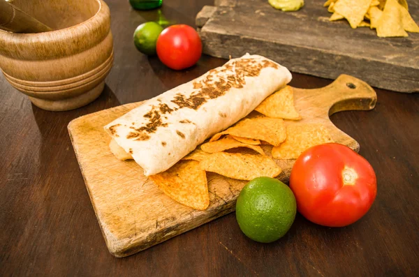 Burrito d'enveloppe de poulet servi sur une assiette en bois — Photo