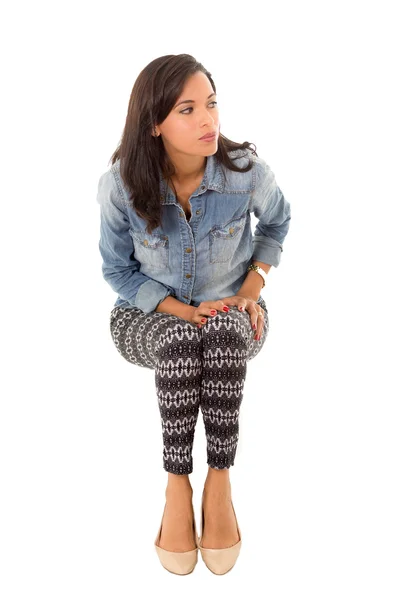 Hispanische Frau sitzend — Stockfoto