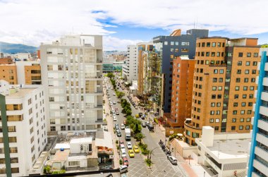 şehir merkezinde skycrapers, trafik ve insanlar