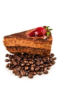 dökülen cofee fasulye ve çilekli top ile çikolatalı kek