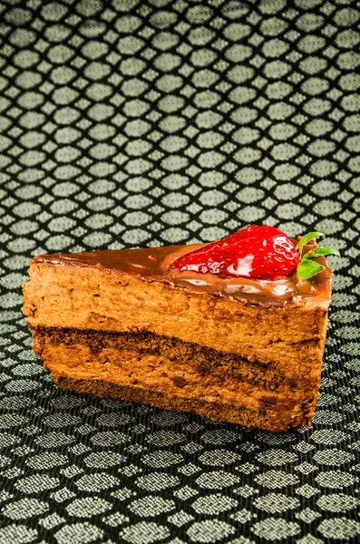 Tort czekoladowy na obrus zielony — Zdjęcie stockowe