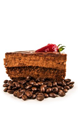 dökülen cofee fasulye ve çilekli top ile çikolatalı kek