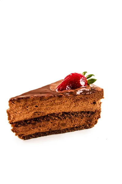 Gâteau mousse chocolat avec fraise sur le dessus — Photo