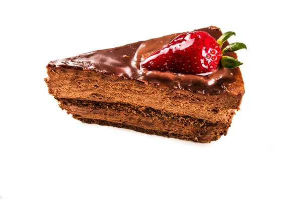 Gâteau mousse chocolat avec fraise sur le dessus — Photo