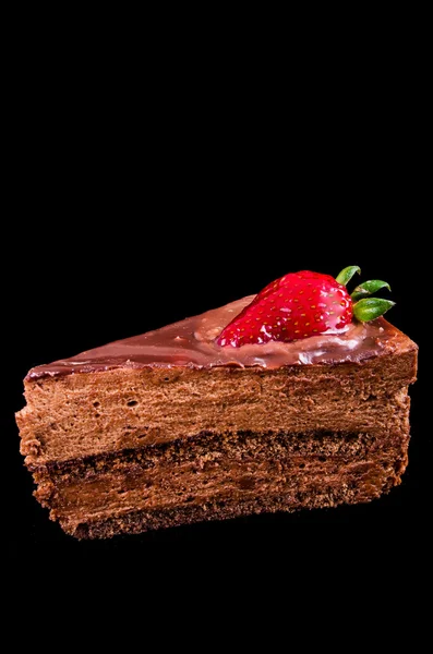 Schokoladenkuchenscheibe auf schwarzem Hintergrund — Stockfoto