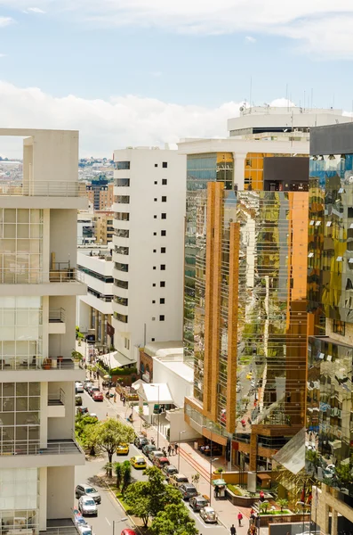 De hauts bâtiments et la circulation dans le centre-ville — Photo