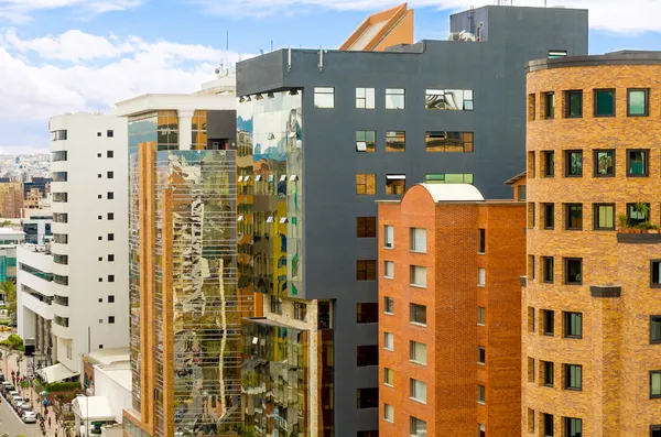 Edificios del centro con ventanas de cristal —  Fotos de Stock