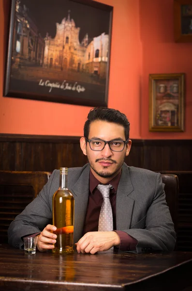 Homem de terno com garrafa e álcool tiro — Fotografia de Stock