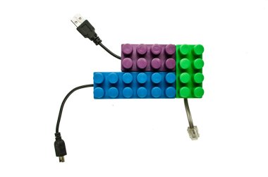 Mor mavi yeşil lego bağlı USB ve telefon kabloları