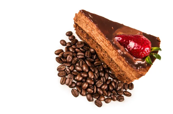 Čokoládový dort s rozlité kávy lusky a jahody na vrcholu — Stock fotografie