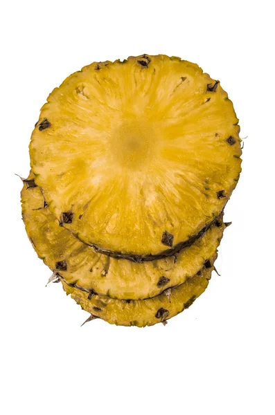 Plasterki ananasa na białym tle — Zdjęcie stockowe