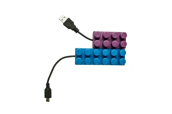 Usb ケーブルに接続されている青と紫色のレゴ — ストック写真