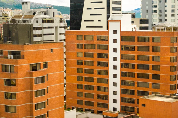 Bâtiments en brique blanche et orange en ville — Photo