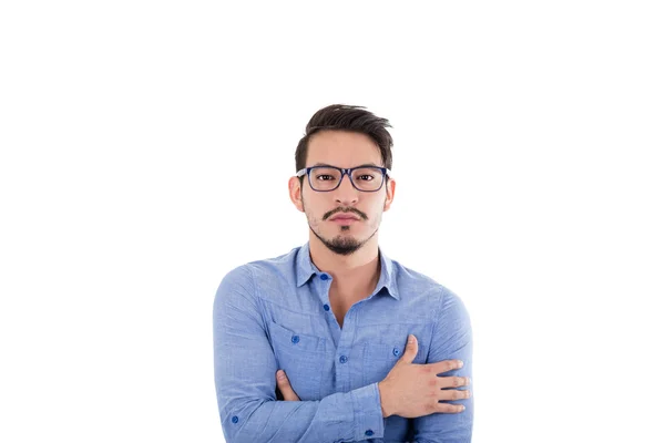 Jonge Spaanse man met blauwe shirt en glazen — Stockfoto