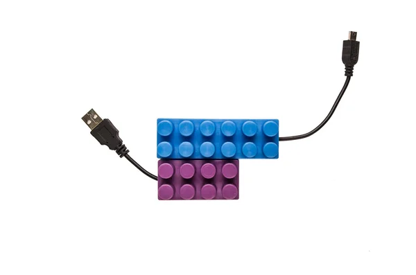 Usb ケーブルと青と紫のビルディング ブロック — ストック写真