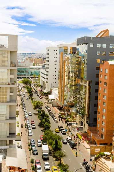 Downtown med byggnader, bilar och fotgängare — Stockfoto