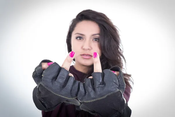 Punk-Mädchen mit rosa Nägeln zeigt Mittelfinger — Stockfoto