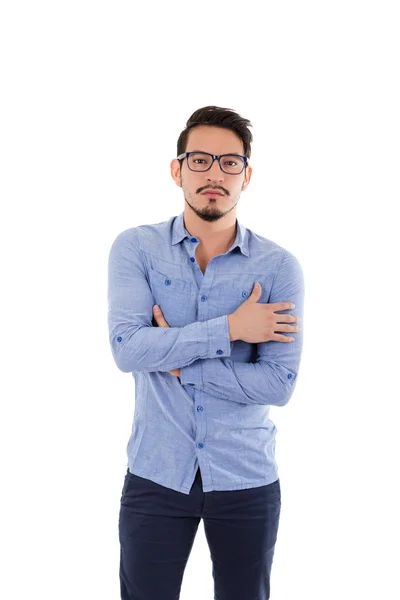 Giovane uomo ispanico con camicia blu e occhiali — Foto Stock