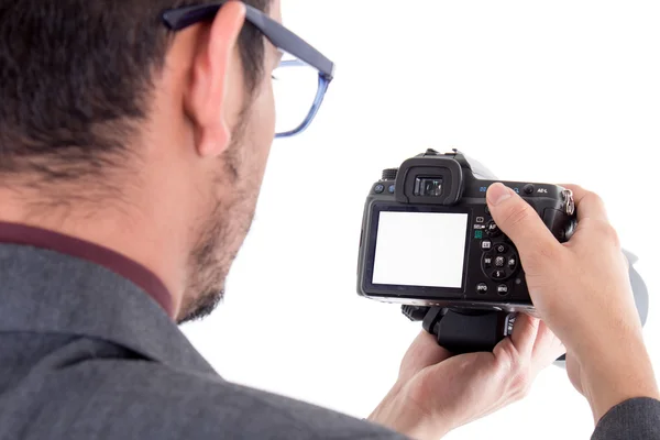 Man die bij het scherm van de camera 's — Stockfoto