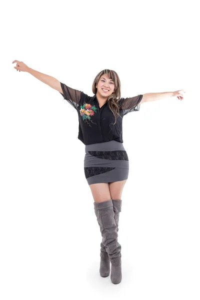 Menina latina vestindo vestido e botas posando com os braços abertos — Fotografia de Stock